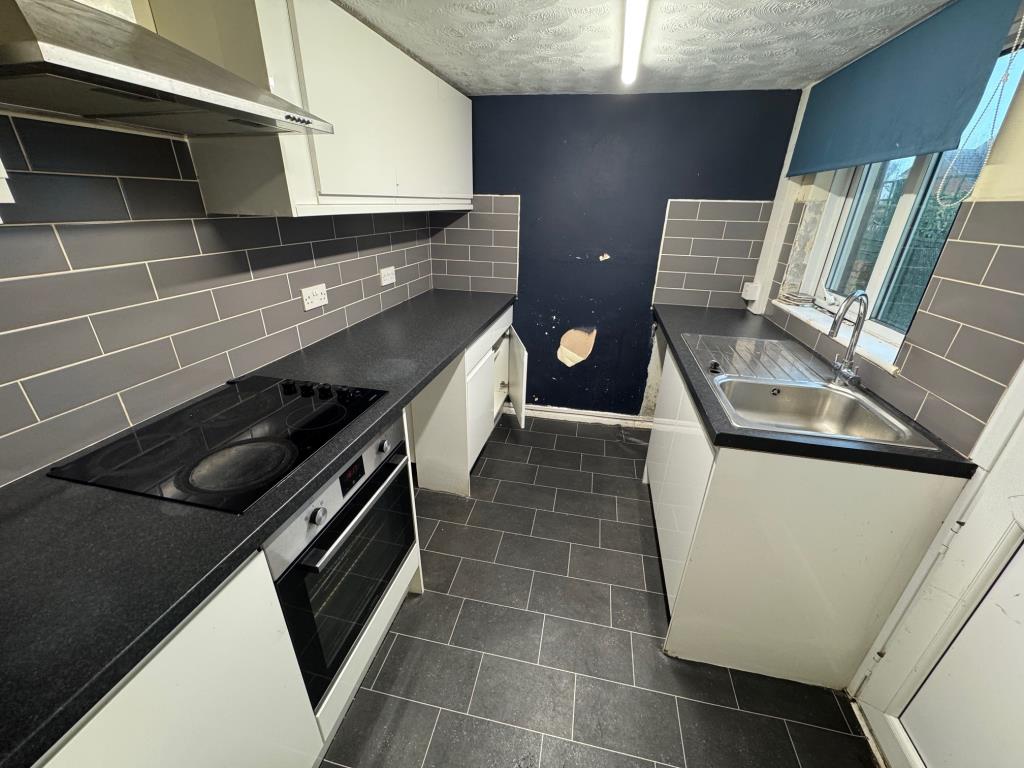 Lot: 139 - TWO-BEDROOM END-TERRACE HOUSE WITH COURTYARD GARDEN - Kitchen